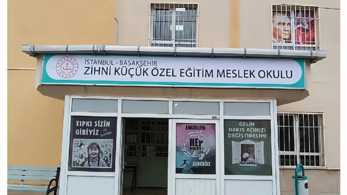 Okulumuzun Yıpranan Okul Girişindeki Tabelamız Değiştirildi ve Okul Camlarımız Atatürk ve Bayrak Resimleri ile Donatıldı