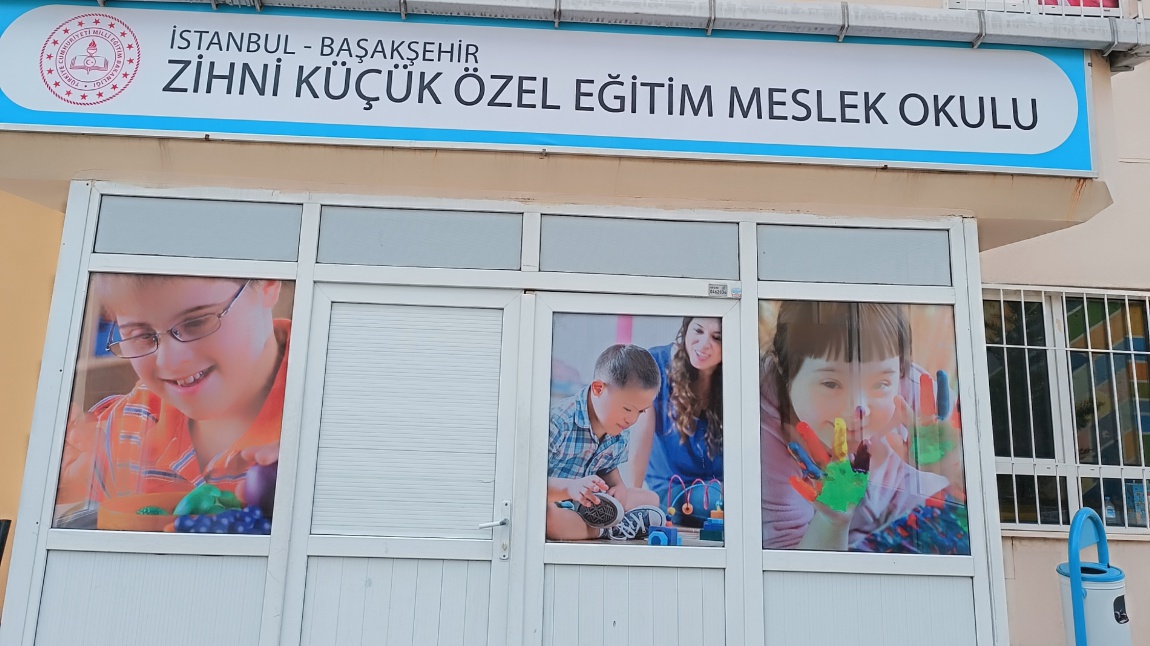 Okulumuzun Dış Cephe Resimlerini Yeniledik ve Atatürk Resimleri ile Donattık 